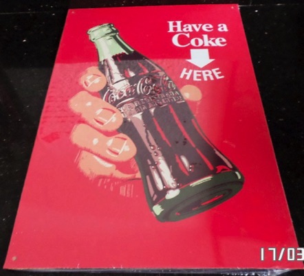 9227-11 € 7,50 coca cola ijzeren plaat 32x21,5 cm afb. flesje.jpeg